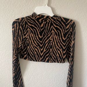 Mock Neck Zebra Stripe Crop Tee
Size: S
#cropped 
#zebra
#mockneck
#shein